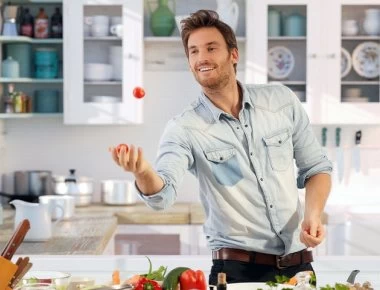 Τι πρέπει να τρώνε οι άντρες για να φτιάξουν το σώμα τους και να χάσουν λίπος;